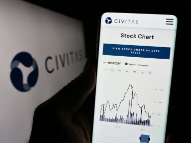 Stuttgart, Almanya - 02-19-2024: ABD 'li petrol ve gaz şirketi Civitas Resources Inc.' in web sitesi ile logo önünde cep telefonu tutan kişi. Telefon ekranının merkezine odaklan.
