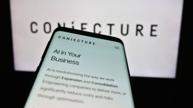 Stuttgart, Almanya - 02-19-2024: İngiliz Yapay Zeka Şirketi Varsayım Limited 'in web sitesi bulunan cep telefonu logosu. Telefon ekranının sol üst kısmına odaklan.