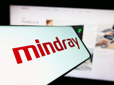 Stuttgart, Almanya - 02-19-2024: Çinli firma Mindray Medical International Limited 'in logosunun bulunduğu cep telefonu, işletme web sitesi önünde. Telefon ekranının merkez soluna odaklan.
