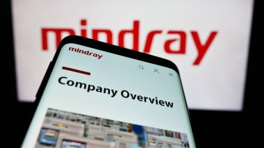 Stuttgart, Almanya - 02-19-2024: Çinli şirket Mindray Medical International Limited 'in web sitesi ile birlikte iş logosu önünde cep telefonu. Telefon ekranının sol üst kısmına odaklan.