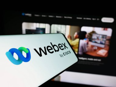 Stuttgart, Almanya - 02-19-2024: Amerikan birleşik iletişim şirketi Webex 'in logosunu taşıyan cep telefonu Cisco' nun iş sitesi önünde. Telefon ekranının merkezine odaklan.