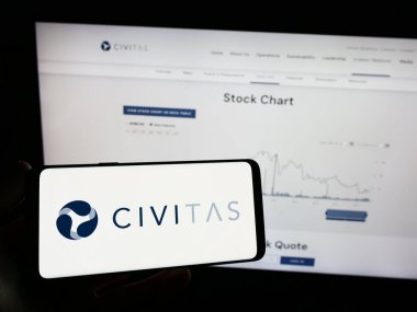 Stuttgart, Almanya - 02-19-2024: İnternet sayfası önünde üzerinde Amerikan petrol ve gaz şirketi Civitas Resources Inc. 'in logosu bulunan cep telefonu sahibi kişi. Telefon ekranına odaklan.