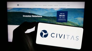Stuttgart, Almanya - 02-19-2024: İnternet sitesi önünde üzerinde ABD 'li petrol ve gaz şirketi Civitas Resources Inc.' in logosu bulunan akıllı telefon sahibi kişi. Telefon ekranına odaklan.
