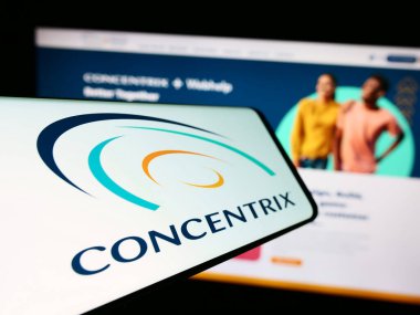 Stuttgart, Almanya - 02-21-2024: Sitenin önünde Amerikan iş hizmetleri şirketi Concentrix Corporation 'ın logosuna sahip cep telefonu. Telefon ekranının merkez soluna odaklan.