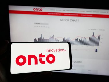 Stuttgart, Almanya - 02-21-2024: İnternet sayfasının önünde üzerinde Amerikan yarı iletken şirketi Onto Innovation Inc. 'in logosu bulunan cep telefonu sahibi kişi. Telefon ekranına odaklan.