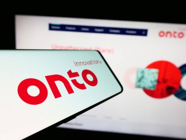 Stuttgart, Almanya - 02-21-2024: Amerikan yarı iletken şirketi Onto Innovation Inc. 'in logosuna sahip akıllı telefon. Telefon ekranının merkez soluna odaklan.