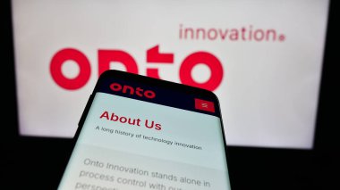 Stuttgart, Almanya - 02-21-2024: İş logosu önünde ABD 'li yarı iletken şirket Onto Innovation Inc.' in web sayfası ile cep telefonu. Telefon ekranının sol üst kısmına odaklan.
