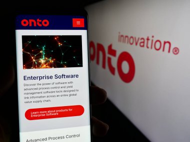 Stuttgart, Almanya - 02-21-2024: ABD 'li yarı iletken şirket Onto Innovation Inc.' in web sayfası ile logo önünde cep telefonu tutan kişi. Telefon ekranının merkezine odaklan.