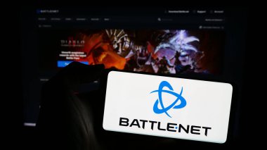 Stuttgart, Almanya - 02-21-2024: İnternet sayfası önünde çevrimiçi oyun platformu Battle.net (Blizzard Entertainment) logosu olan cep telefonu sahibi kişi. Telefon ekranına odaklan.