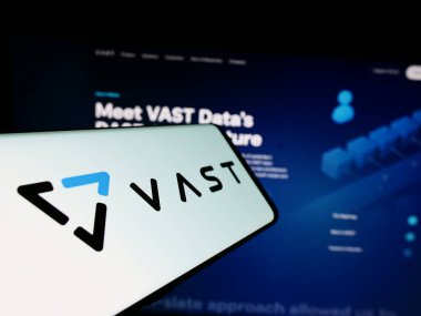 Stuttgart, Almanya - 02-21-2024: Amerikan yapay zeka şirketi VAST Data Inc. 'in logosuna sahip akıllı telefon. Telefon ekranının merkezine odaklan.