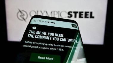 Stuttgart, Almanya - 02-21-2024: İş logosu önünde ABD 'li metal şirketi Olympic Steel Inc.' in web sayfası ile cep telefonu. Telefon ekranının sol üst kısmına odaklan.
