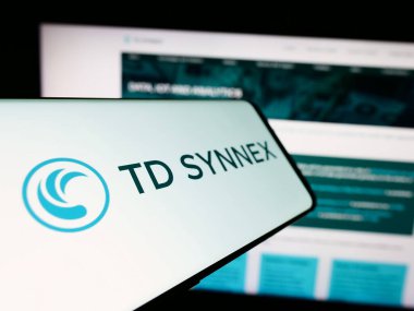 Stuttgart, Almanya - 02-21-2024: İnternet sitesi önünde ABD 'li bilişim dağıtım şirketi TD SyNNEX Corporation' ın logosuna sahip akıllı telefon. Telefon ekranının merkez soluna odaklan.