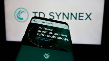 Stuttgart, Almanya - 02-21-2024: ABD 'li bilişim dağıtım şirketi TD SyNNEX Corporation' ın web sitesiyle birlikte iş logosu önünde cep telefonu. Telefon ekranının sol üst kısmına odaklan.