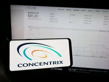 Stuttgart, Almanya - 02-21-2024: Amerikan iş hizmetleri şirketi Concentrix Corporation 'ın logosunun bulunduğu cep telefonu web sayfasının önünde duruyor. Telefon ekranına odaklan.