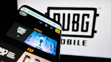 Stuttgart, Almanya - 02-22-2024: Savaş royale video oyunu PUBG Mobile 'in web sitesi ile ticaret logosu önünde akıllı telefon. Telefon ekranının sol üst kısmına odaklan.