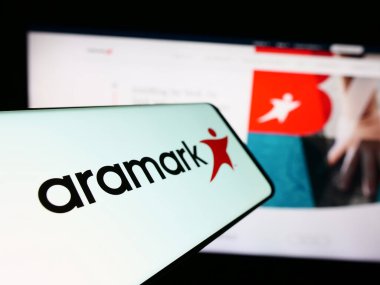 Stuttgart, Almanya - 02-22-2024: İnternet sitesi önünde Amerikan gıda hizmetleri ve tesis yönetimi şirketi Aramark 'ın logosuna sahip akıllı telefon. Telefon ekranının soluna odaklan.