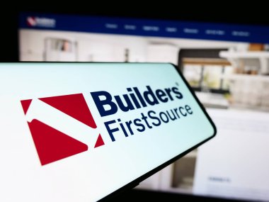 Stuttgart, Almanya - 02-22-2024: İnternet sitesi önünde üzerinde ABD 'li inşaat malzemeleri şirketi Builders First Source Inc.' in logosu bulunan cep telefonu. Telefon ekranının merkez soluna odaklan.