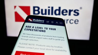 Stuttgart, Almanya - 02-22-2024: İş logosu önünde ABD 'li inşaat malzemeleri şirketi Builders First Source Inc.' in web sitesi ile akıllı telefon. Telefon ekranının sol üst kısmına odaklan.
