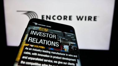 Stuttgart, Almanya - 02-22-2024: İş logosu önünde ABD 'li kablo üretim şirketi Encore Wire Corporation' ın web sitesi ile cep telefonu. Telefon ekranının sol üst kısmına odaklan.