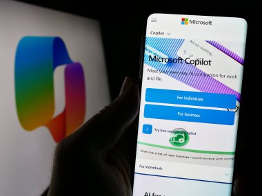 Stuttgart, Almanya - 02-22-2024: Logonun önünde yapay zeka sohbet robotu Microsoft Copilot web sayfası bulunan cep telefonu sahibi kişi. Telefon ekranının merkezine odaklan.