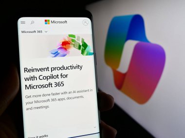 Stuttgart, Almanya - 02-22-2024: Logonun önünde yapay zeka sohbet robotu Microsoft Copilot web sayfası bulunan cep telefonu sahibi kişi. Telefon ekranının merkezine odaklan.