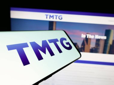 Stuttgart, Almanya - 02-22-2024: Amerikan şirketi Trump Media Technology Group 'un (TMTG) logosuna sahip cep telefonu. Telefon ekranının merkezine odaklan.