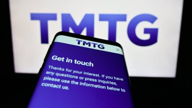 Stuttgart, Almanya - 02-22-2024: İş logosu önünde ABD 'li Trump Media Technology Group (TMTG) web siteli akıllı telefon. Telefon ekranının sol üst kısmına odaklan.