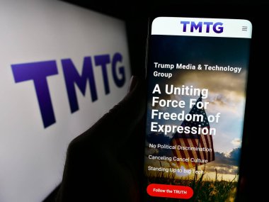 Stuttgart, Almanya - 02-22-2024: Logo önünde ABD 'li Trump Media Technology Group' un (TMTG) web sayfası bulunan kişi. Telefon ekranının merkezine odaklan.