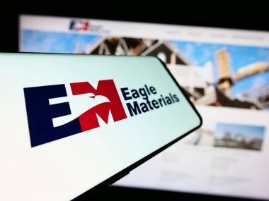 Stuttgart, Almanya - 02-23-2024: Web sitesinin önünde Amerikan inşaat malzemeleri şirketi Eagle Materials Inc. 'in logosuna sahip akıllı telefon. Telefon ekranının merkez soluna odaklan.