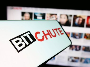 Stuttgart, Almanya - 02-23-2024: Şirket web sitesi önünde video sunucu şirketi BitChute 'un logosuna sahip cep telefonu. Telefon ekranının soluna odaklan.