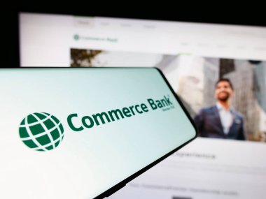 Stuttgart, Almanya - 02-23-2024: Amerikan bankacılık şirketi Commerce Bancshare Inc. 'in logosuna sahip akıllı telefon. Telefon ekranının merkez soluna odaklan.