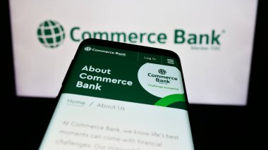 Stuttgart, Almanya - 02-23-2024: İş logosu önünde ABD 'li bankacılık şirketi Commerce Bancshare Inc.' in web sitesi ile cep telefonu. Telefon ekranının sol üst kısmına odaklan.