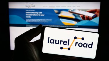 Stuttgart, Almanya - 02-23-2024: İnternet sitesi önünde ABD 'li bankacılık platformu şirketi Laurel Road' un (KeyBank) logosuna sahip akıllı telefon sahibi kişi. Telefon ekranına odaklan.