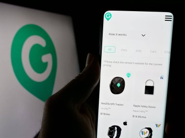 Stuttgart, Almanya - 02-24-2024: Logo önünde ABD GPS izleme şirketi GeoZilla Inc 'in web sayfası ile cep telefonu tutan kişi. Telefon ekranının merkezine odaklan.