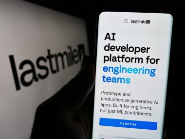 Stuttgart, Almanya - 02-24-2024: ABD 'li yapay zeka şirketi LastMile AI Inc.' in web sayfası ile logo önünde cep telefonu tutan kişi. Telefon ekranının merkezine odaklan.