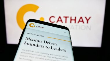 Stuttgart, Almanya - 02-24-2024: Girişim sermayesi şirketi Cathay Innovation 'ın web sitesiyle birlikte iş logosu önünde cep telefonu. Telefon ekranının sol üst kısmına odaklan.