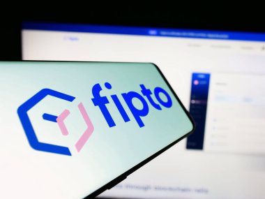 Stuttgart, Almanya - 02-24-2024: Fransız ödeme şirketi Fipto France SAS 'ın logosunun yer aldığı cep telefonu. Telefon ekranının merkezine odaklan.