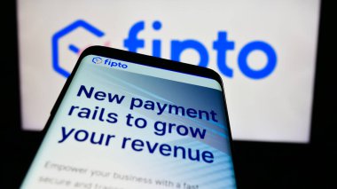 Stuttgart, Almanya - 02-24-2024: Fransız ödeme şirketi Fipto France SAS 'ın web sitesine sahip akıllı telefon iş logosu önünde. Telefon ekranının sol üst kısmına odaklan.