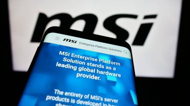 Stuttgart, Almanya - 02-24-2024: Tayvanlı Micro-Star International Co. Ltd. (MSI) şirketinin web sitesiyle birlikte logo önünde cep telefonu. Telefon ekranının sol üst kısmına odaklan.