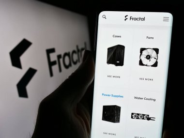 Stuttgart, Almanya - 02-24-2024: İsveç bilgisayar donanım tasarım şirketi Fractal Gaming AB 'nin logolu web sayfası ile cep telefonu tutan kişi. Telefon ekranının merkezine odaklan.