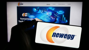 Stuttgart, Almanya - 02-24-2024: İnternet sayfası önünde Amerikan bilgisayar perakende şirketi Newegg Commerce Inc. 'in logosuyla cep telefonu tutan kişi. Telefon ekranına odaklan.