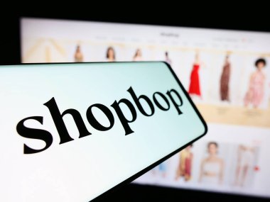 Stuttgart, Almanya - 02-24-2024: İnternet sitesi önünde üzerinde Amerikan e-ticaret şirketi BOP LLC (Shopbop) logosu bulunan cep telefonu. Telefon ekranının merkez soluna odaklan.