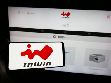 Stuttgart, Almanya - 02-24-2024: İnternet sitesi önünde Tayvanlı bilgisayar donanım şirketi InWin Development Inc. 'in logosuna sahip kişi. Telefon ekranına odaklan.
