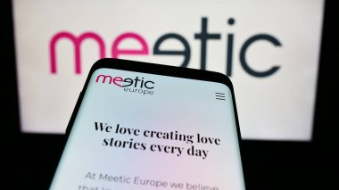 Stuttgart, Almanya - 02-29-2024: İş logosu önünde Fransız randevu şirketi Meetic SAS 'ın web sitesine sahip akıllı telefon. Telefon ekranının sol üst kısmına odaklan.