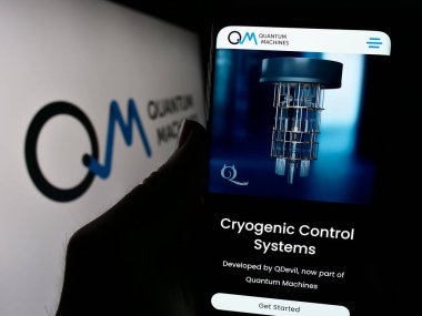 Stuttgart, Almanya - 02-29-2024: Logonun önünde Q.M Technologies Ltd. (Kuantum Makineleri) adlı şirketin web sayfası bulunan kişi. Telefon ekranının merkezine odaklan.