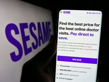 Stuttgart, Almanya - 02-29-2024: Logo önünde ABD 'li sağlık pazarı şirketi Susame Inc.' in web sayfası ile akıllı telefon tutan kişi. Telefon ekranının merkezine odaklan.