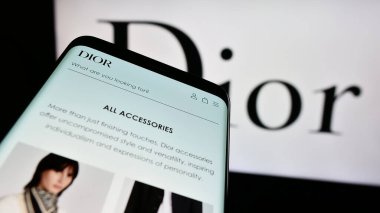 Stuttgart, Almanya - 03-01-2024: Fransız lüks moda şirketi Christian Dior SE 'nin web sitesine sahip akıllı telefon iş logosu önünde. Telefon ekranının sol üst kısmına odaklan.