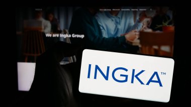 Stuttgart, Almanya - 03-01-2024: Hollandalı şirket INGKA Holding BV 'nin logosunun bulunduğu cep telefonu sahibi kişi iş sayfasının önünde. Telefon ekranına odaklan.