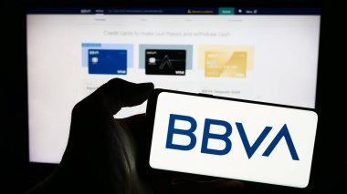 Stuttgart, Almanya - 03-01-2024: Ticari İnternet sayfası önünde Banco Bilbao Vizcaya Argentaria SA (BBVA) logosunun bulunduğu cep telefonu sahibi kişi. Telefon ekranına odaklan.