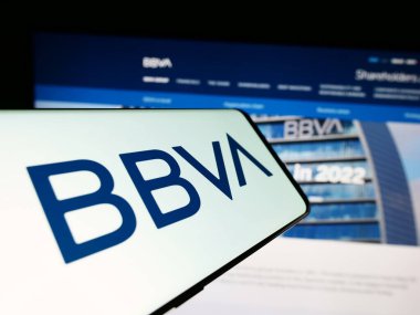 Stuttgart, Almanya - 03-01-2024: Banco Bilbao Vizcaya Argentaria SA (BBVA) şirketinin logosuna sahip akıllı telefon. Telefon ekranının merkez sağına odaklan.